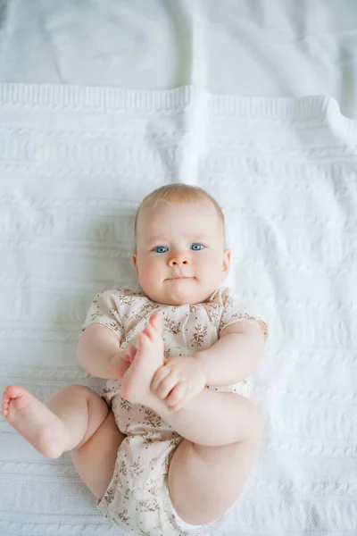 Una Bambina Carina Mesi Giace Sul Suo Stomaco Sul Letto — Foto Stock