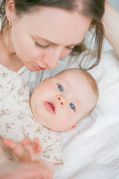 Felice Giovane Madre Tiene Sua Piccola Figlia Mesi Tra Braccia — Foto Stock