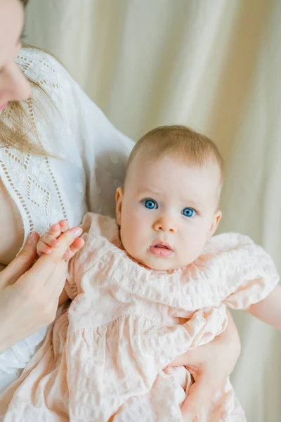 Una Giovane Bella Madre Vestita Bianco Tiene Tra Braccia Sua — Foto Stock