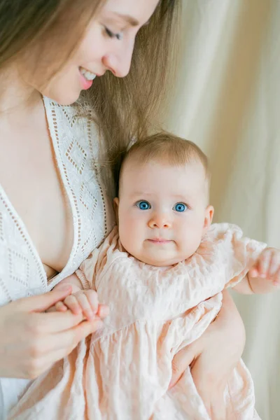 Mladá Krásná Matka Bílých Šatech Drží Svou Modrookou Dcerku Měsíců — Stock fotografie