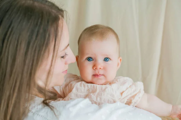 Una Giovane Bella Madre Vestita Bianco Tiene Tra Braccia Sua — Foto Stock