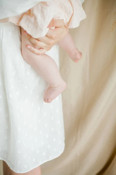 Una Joven Hermosa Madre Vestido Blanco Está Amamantando Hija Pequeña — Foto de Stock