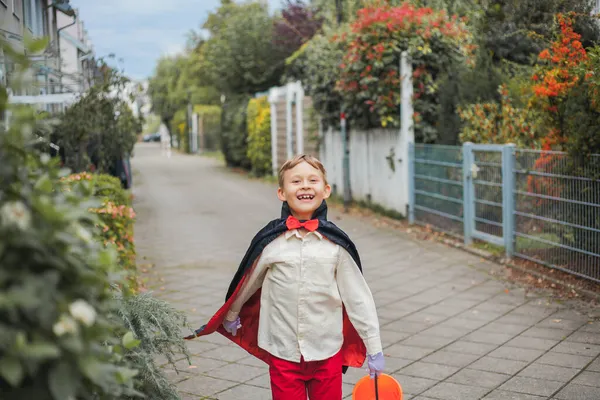 Halloween Förtjusande Pojke Och Flicka Klädd Som Häxa Och Dracula — Stockfoto