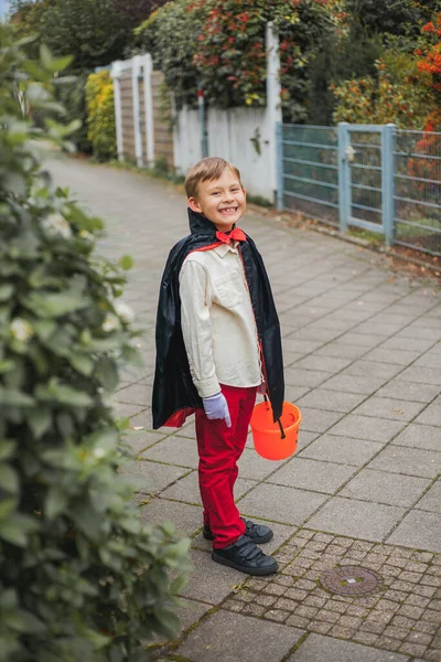 Halloween Roztomilý Chlapec Dívka Oblečený Jako Čarodějnice Drakula Kbelíky Dýní — Stock fotografie