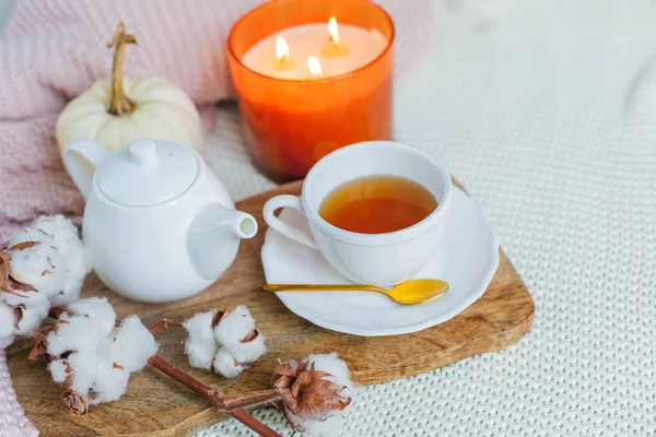 Der Herbst Lag Flach Orange Strickpullover Heiße Tasse Tee Kerzenlicht — Stockfoto