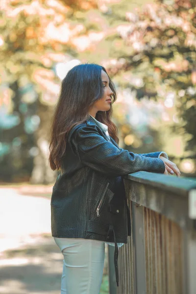 Ung Vacker Mörkhårig Kvinna Går Höstparken Fall — Stockfoto