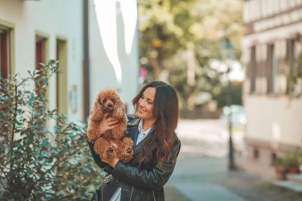 Una Joven Hermosa Mujer Con Perro Caniche Está Paseando Una — Foto de Stock