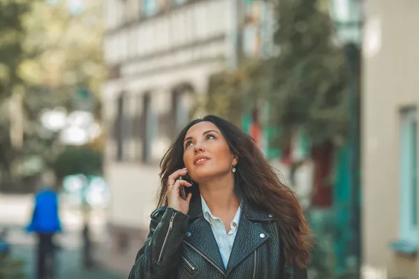 Ung Vacker Mörkhårig Kvinna Går Höst Europeisk Stad Pratar Telefon — Stockfoto