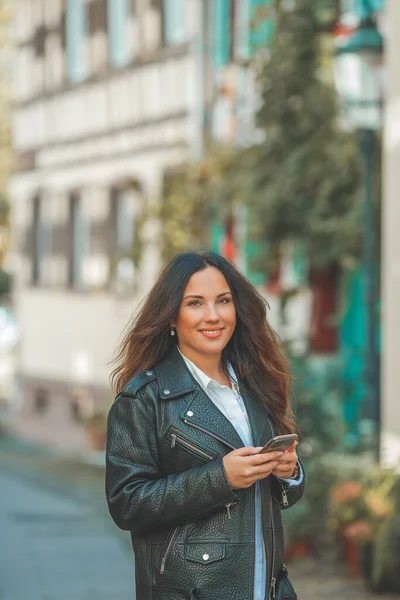 Ung Vacker Mörkhårig Kvinna Går Höst Europeisk Stad Pratar Telefon — Stockfoto