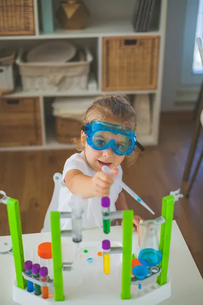 Scienza Piccola Ragazza Carina Organizza Esperimenti Casa Liquidi Colorati Installazione — Foto Stock