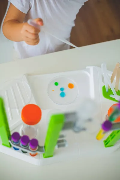 Ciencia Niña Linda Establece Experimentos Casa Líquidos Colores Instalación Laboratorio — Foto de Stock