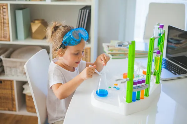 Scienza Piccola Ragazza Carina Organizza Esperimenti Casa Liquidi Colorati Installazione — Foto Stock