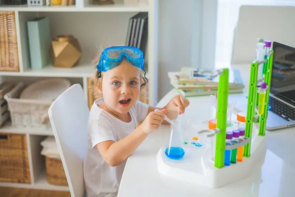 可爱的小女孩在家里设置实验 彩色液体 实验室儿童安装 — 图库照片