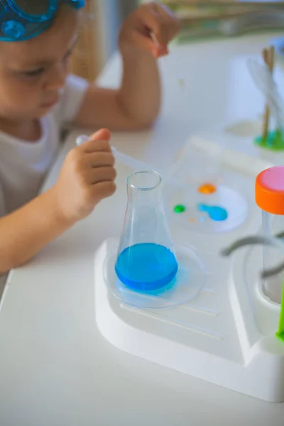 Scienza Piccola Ragazza Carina Organizza Esperimenti Casa Liquidi Colorati Installazione — Foto Stock