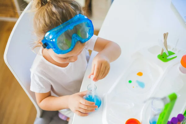 Scienza Piccola Ragazza Carina Organizza Esperimenti Casa Liquidi Colorati Installazione — Foto Stock