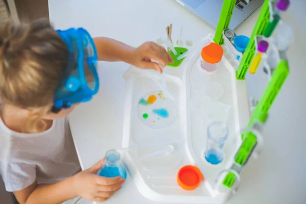 Scienza Piccola Ragazza Carina Organizza Esperimenti Casa Liquidi Colorati Installazione — Foto Stock