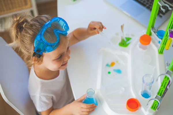 Scienza Piccola Ragazza Carina Organizza Esperimenti Casa Liquidi Colorati Installazione — Foto Stock