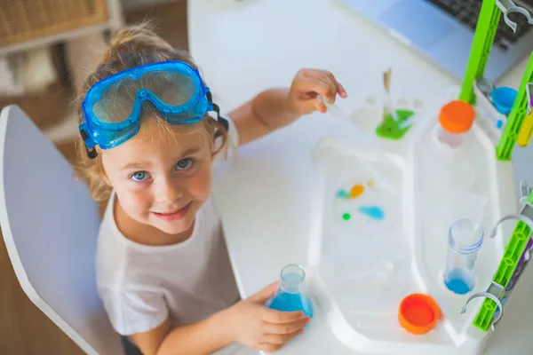 Scienza Piccola Ragazza Carina Organizza Esperimenti Casa Liquidi Colorati Installazione — Foto Stock