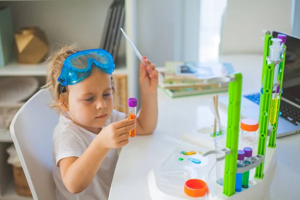 Science Little Cute Girl Sets Experiments Home Colored Liquids Laboratory — Stock Photo, Image