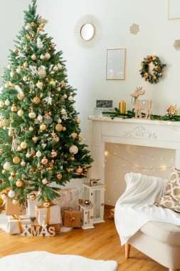 Noel süsleriyle dolu oturma odası. Noel ağacı, hediye kutuları, rahat koltuk, yastıklar, şömine. Samimi.