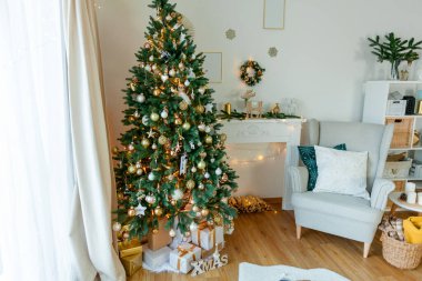 Noel süsleriyle dolu oturma odası. Noel ağacı, hediye kutuları, rahat koltuk, yastıklar, şömine. Samimi.