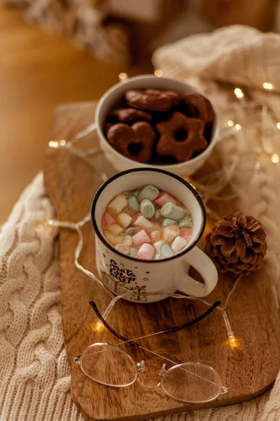 Wohnzimmer Mit Weihnachtsdekoration Tasse Heißen Kakao Mit Marshmallows Kekse Auf — Stockfoto