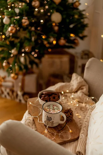 Sala Estar Com Decorações Natal Xícara Cacau Quente Com Marshmallows — Fotografia de Stock