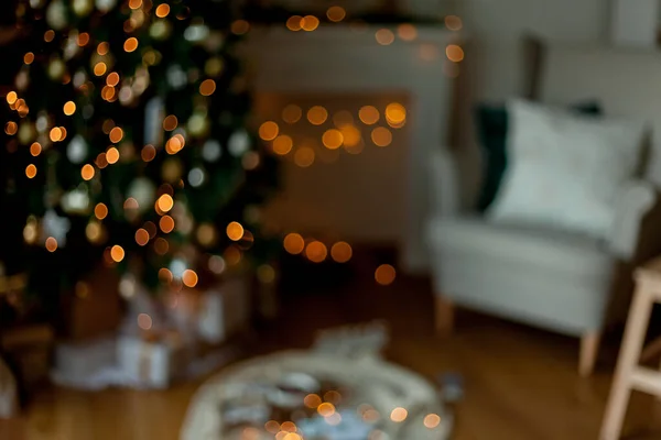 Σαλόνι Χριστουγεννιάτικα Στολίδια Χριστουγεννιάτικο Δέντρο Κουτιά Δώρων Ζεστή Πολυθρόνα Μαξιλάρια — Φωτογραφία Αρχείου