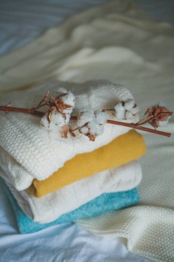 Hasır sepet, ekose, pamuk dalıyla örülmüş kalın kazaklar. Sonbahar havası. Düş.