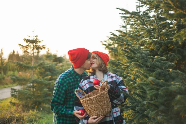 Til Jul Lykkelig Ungt Par Røde Hatter Gensere Pynter Juletreet – stockfoto