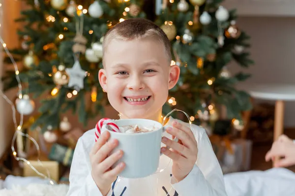 Rozkošný Šestiletý Chlapec Slavnostním Pyžamu Sedí Vánočního Stromku Drží Hrnek — Stock fotografie