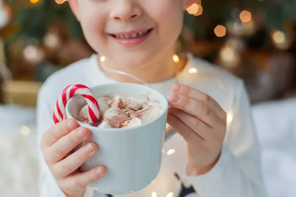 Nuttet Årig Dreng Festlig Pyjamas Sidder Ved Juletræet Med Krus - Stock-foto