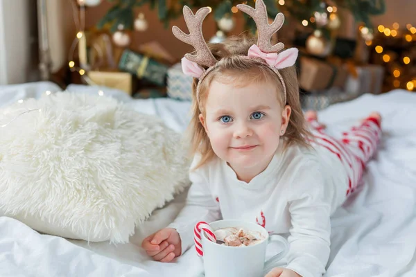 Adorável Menina Anos Idade Pijama Festivo Senta Junto Árvore Natal — Fotografia de Stock