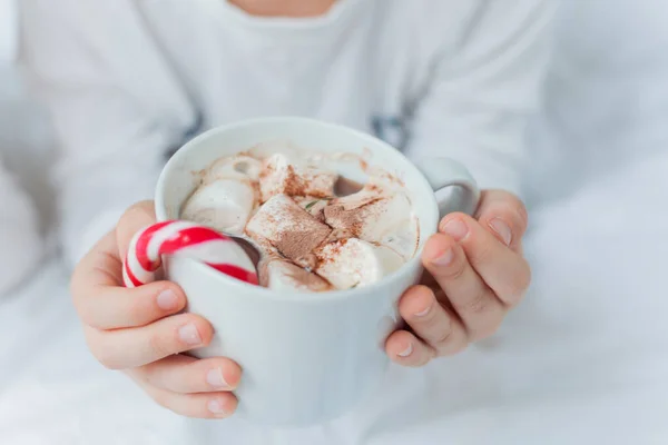 Entzückender Jähriger Junge Festlichen Pyjama Sitzt Weihnachtsbaum Und Hält Einen — Stockfoto