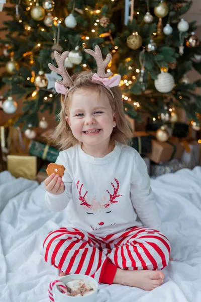 크리스마스 장식에 마시멜로와 롤리팝 뜨거운 코코아 덩어리를 크리스마스 스러운 — 스톡 사진