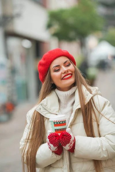 圣诞街头风格的年轻美丽时尚女子画像 在欧洲城市过冬时散步 拿着咖啡去 长发休闲服的时尚模特 — 图库照片