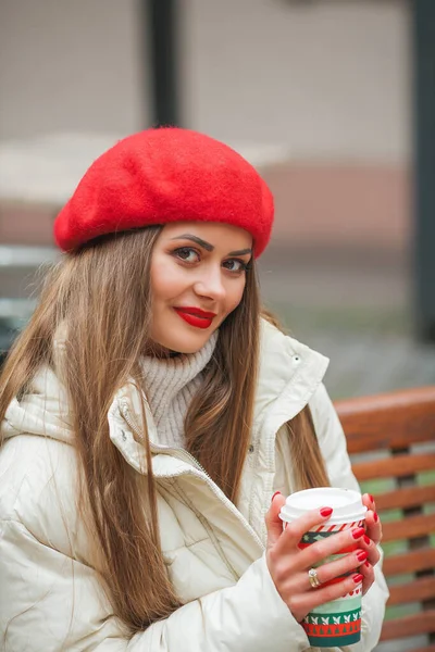Kış Tatillerinde Avrupa Yürüyen Elinde Kahveyle Gezen Güzel Bir Moda — Stok fotoğraf