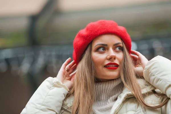 Jul Gata Stil Porträtt Unga Vackra Mode Kvinna Promenader Europeiska — Stockfoto