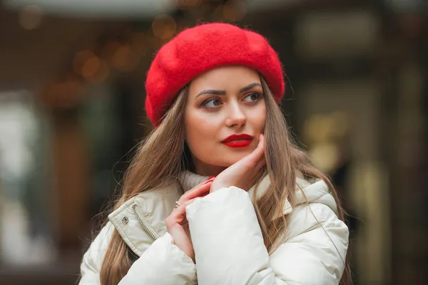 Retrato Estilo Rua Natal Mulher Moda Bonita Jovem Andando Cidade — Fotografia de Stock