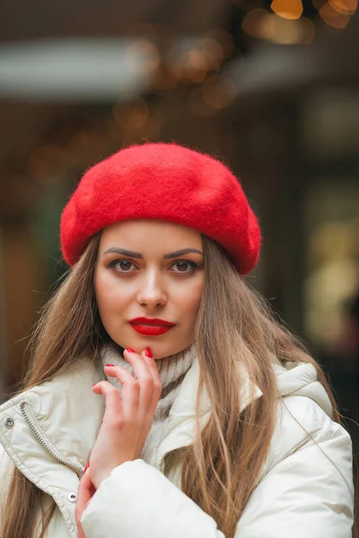 Retrato Estilo Rua Natal Mulher Moda Bonita Jovem Andando Cidade — Fotografia de Stock