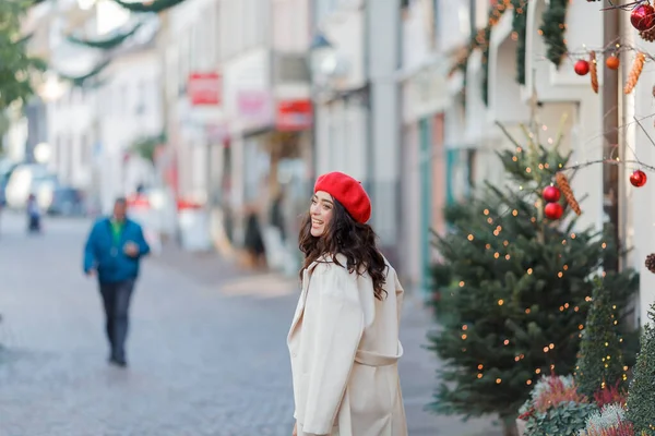 身穿红色贝雷帽的年轻漂亮女子在欧洲城市过冬时的圣诞街头肖像 留着卷发的时髦模特正在做新年购物 舒服极了 — 图库照片