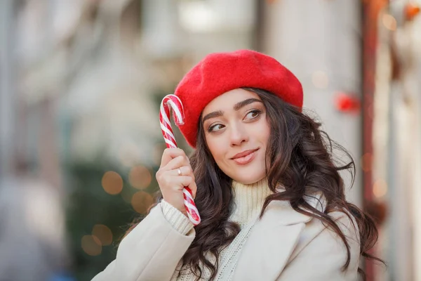 Natale Street Style Ritratto Giovane Bella Donna Rosso Basco Piedi — Foto Stock