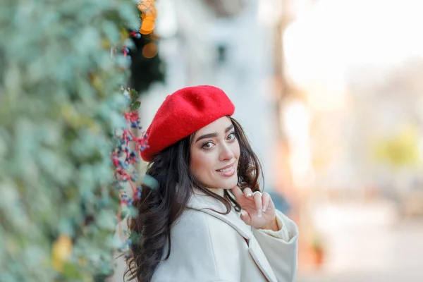 Різдвяний Портрет Молодої Вродливої Жінки Червоному Береті Ходить Європейському Місту — стокове фото