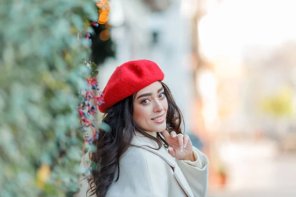 Natale Street Style Ritratto Giovane Bella Donna Rosso Basco Piedi — Foto Stock