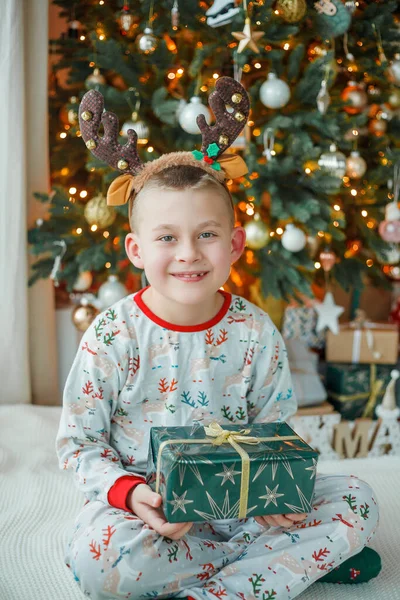 Rozkošný Sedmiletý Chlapec Pyžamu Otevře Dárkovou Krabici Vánočního Stromečku Novoroční — Stock fotografie