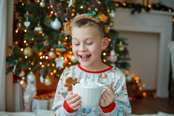 Rozkošný Sedmiletý Chlapec Pyžamu Pije Horké Kakao Marshmallows Bílém Hrnku — Stock fotografie