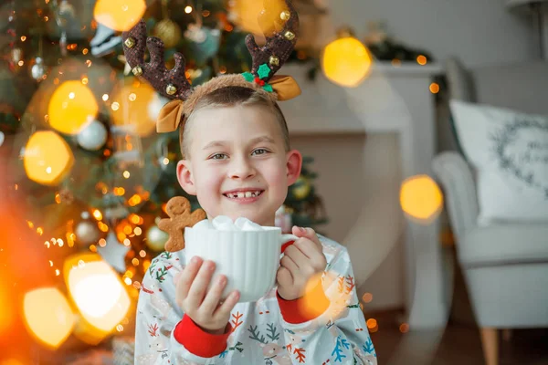 Rozkošný Sedmiletý Chlapec Pyžamu Pije Horké Kakao Marshmallows Bílém Hrnku — Stock fotografie