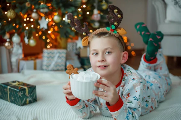 Rozkošný Sedmiletý Chlapec Pyžamu Pije Horké Kakao Marshmallows Bílém Hrnku — Stock fotografie