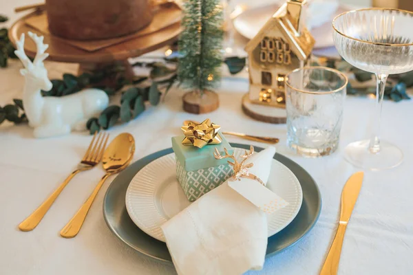 Elegante Mesa Ligera Navidad Con Cubiertos Oro Fiestas Festivas Decoraciones —  Fotos de Stock