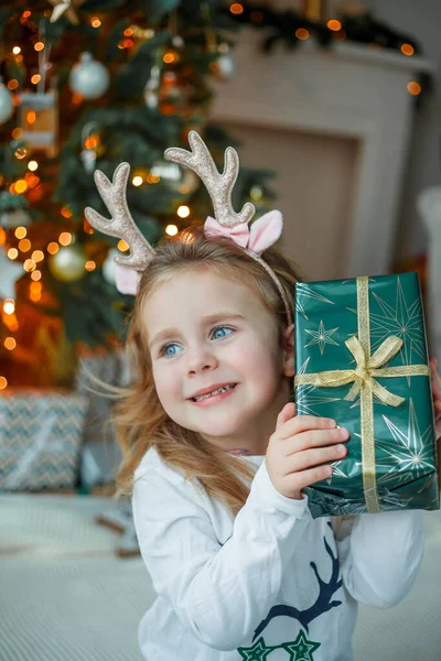Adorable Year Old Girl Pajamas Opens Gift Box Christmas Tree — Fotografia de Stock